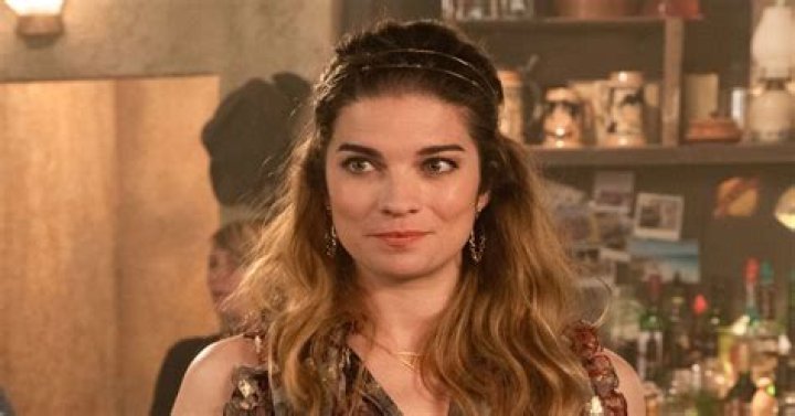 Annie Murphy From Schitt's Creek: The Ultimate Guide