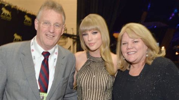 Are Taylor Swifts Parents Reigniting Their Love And Remarrying?
