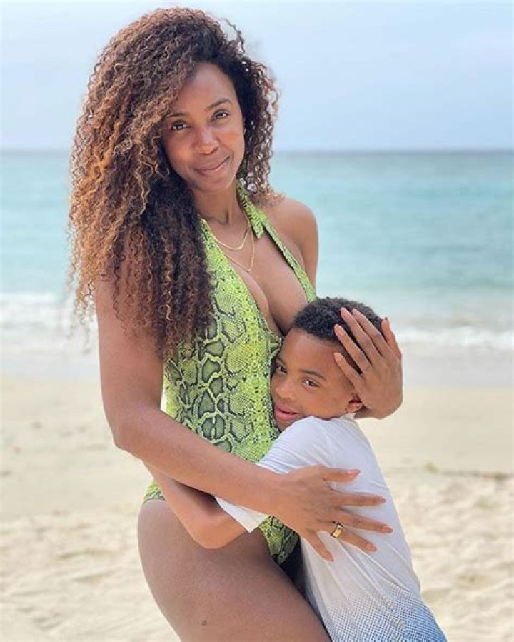 Kelly Rowland sets temperatures soaring in stunning low-cut swimsuit