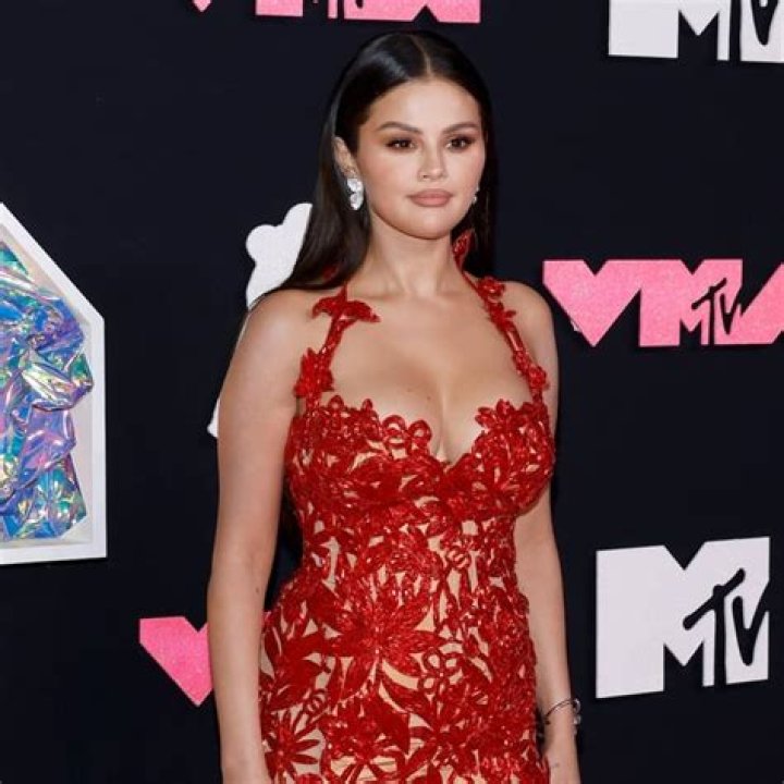 Selena Gomez Debuts Dramatic Hair Transformation With New Sleek Bob