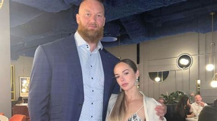 69 Tall Strongman Giant Hafthor Bjornsson Failed To Lift His 19 Inches ShorterWife in One Go for