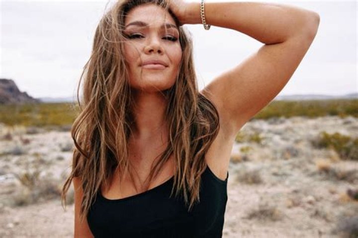 Who Is Abby Anderson? 5 Things About New Country Singer Hollywood Life