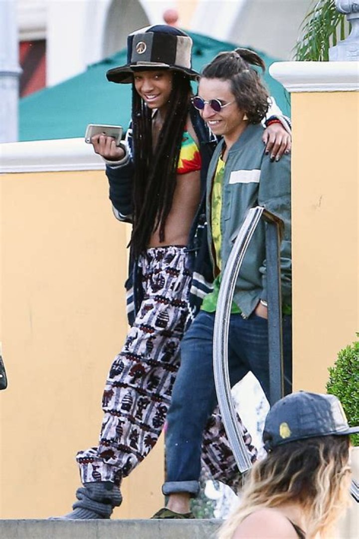 [PIC] Willow Smith & Moises Arias Grab Sushi Teen Spotted With Older Man Hollywood Life